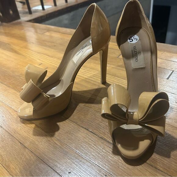 REVOLVE VALENTINO Patent Leather D’Orsay Bow Accents Nude Tan Pumps - Picture 7 of 12